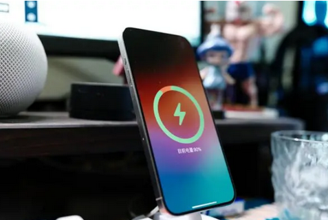 纳雍苹果15换屏服务分享用什么充电器给iPhone15充电更好 